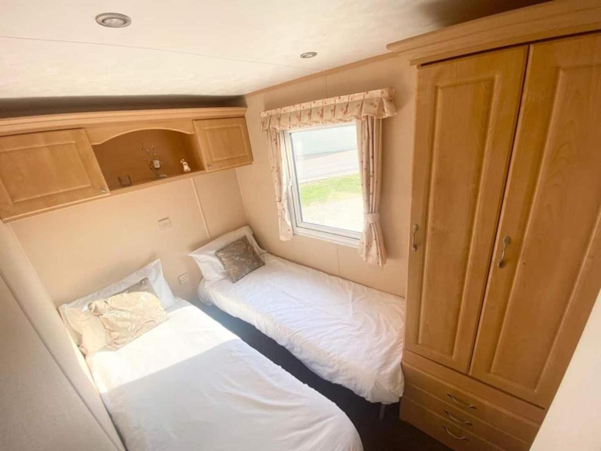Luxury 2 Bedroom 2 Bathroom Caravan-Small Sofa 1 Pers Saint Osyth Bagian luar foto