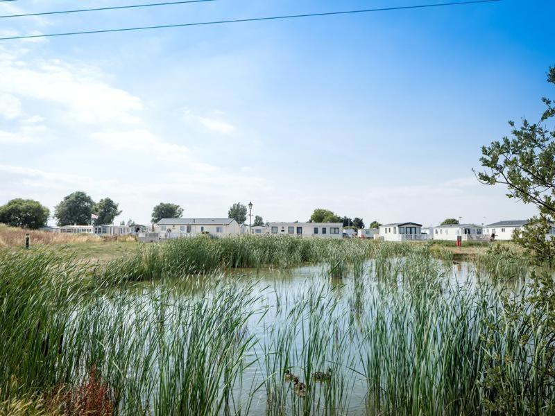 Luxury 2 Bedroom 2 Bathroom Caravan-Small Sofa 1 Pers Saint Osyth Bagian luar foto
